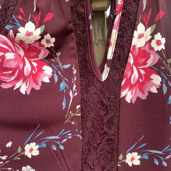 White House black market key hole top - Picture 3 of 9